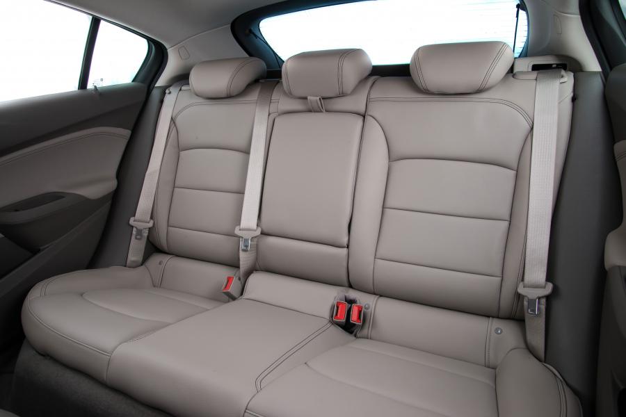 Интерьер Chevrolet Cruze Sport6 2017 года  (LA) (фото 17 из 31)